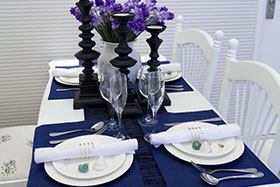 蓝色调白桌餐厅装修效果图